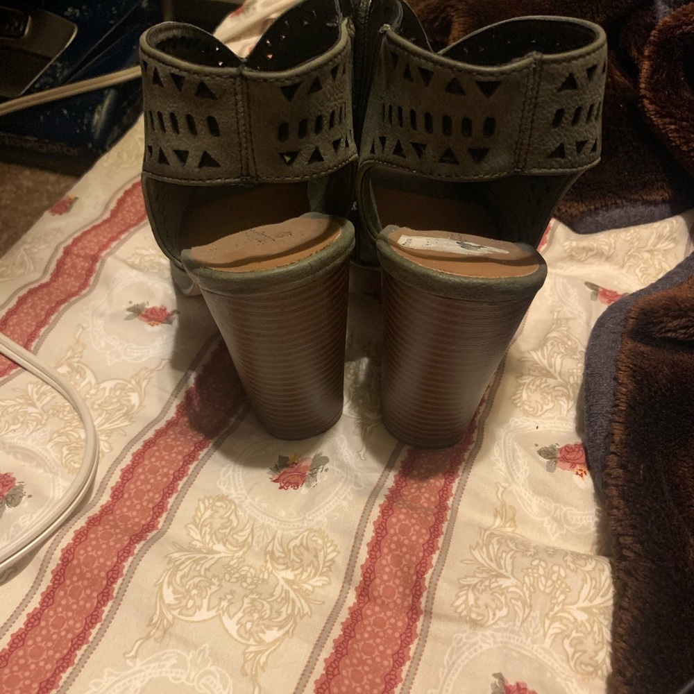 Shoes - Picture 3 of 4